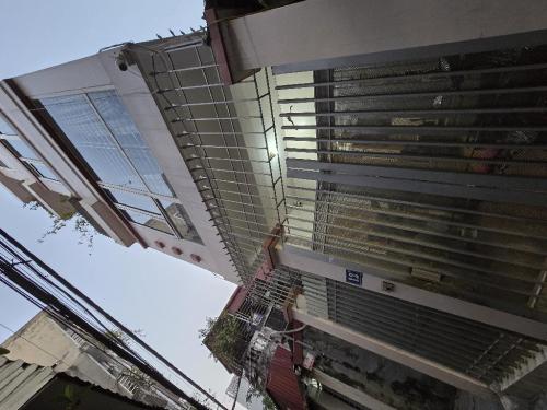 Nhà mặt phố Võ Thị Sáu, Quận 1: Sang trọng, 148m2, 5 tầng, 16 phòng ngủ, sổ hồng, 33 tỷ.